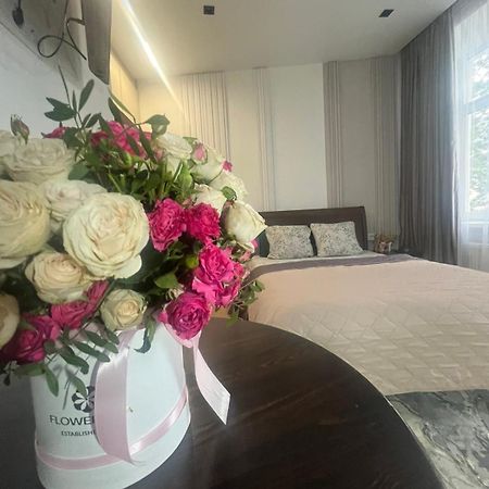 Favorit Apartments 1 Кім Безкоштовна Парковка Центр З Балконом Не Далеко Від Ж Д Вокзалу Звітні Документи Lviv Bagian luar foto