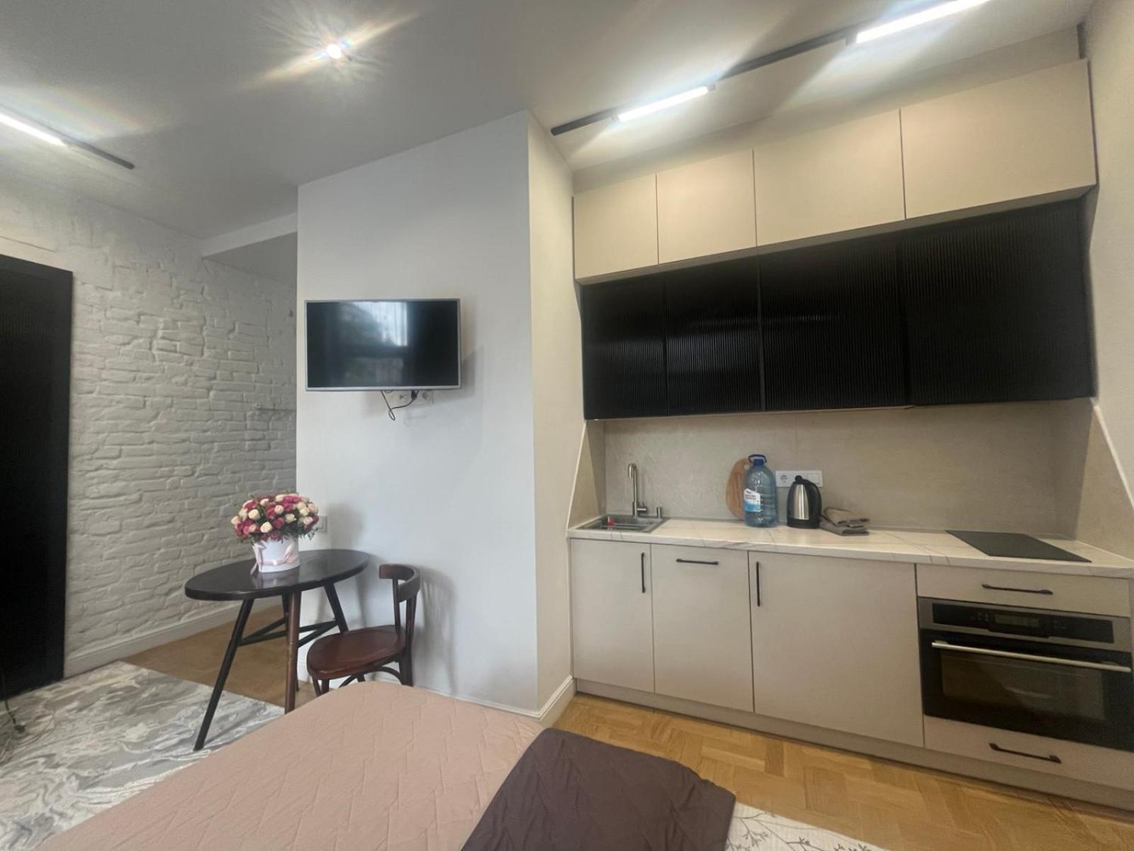 Favorit Apartments 1 Кім Безкоштовна Парковка Центр З Балконом Не Далеко Від Ж Д Вокзалу Звітні Документи Lviv Bagian luar foto