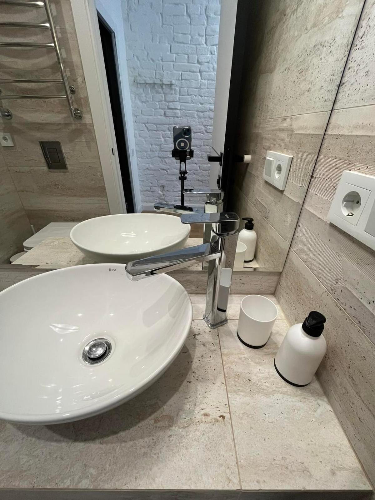 Favorit Apartments 1 Кім Безкоштовна Парковка Центр З Балконом Не Далеко Від Ж Д Вокзалу Звітні Документи Lviv Bagian luar foto
